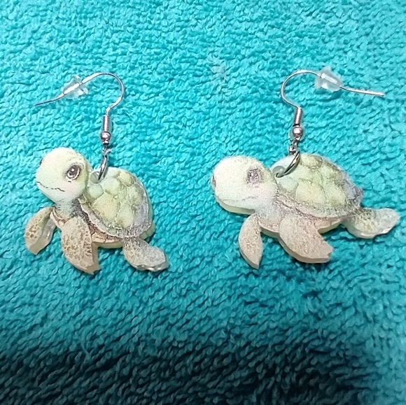 Cute green brown turtle wire dangle earrings - Picture 3 of 3